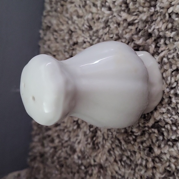 White Ceramic Salt or Pepper Shaker with Floral Design - Picture 3 of 4